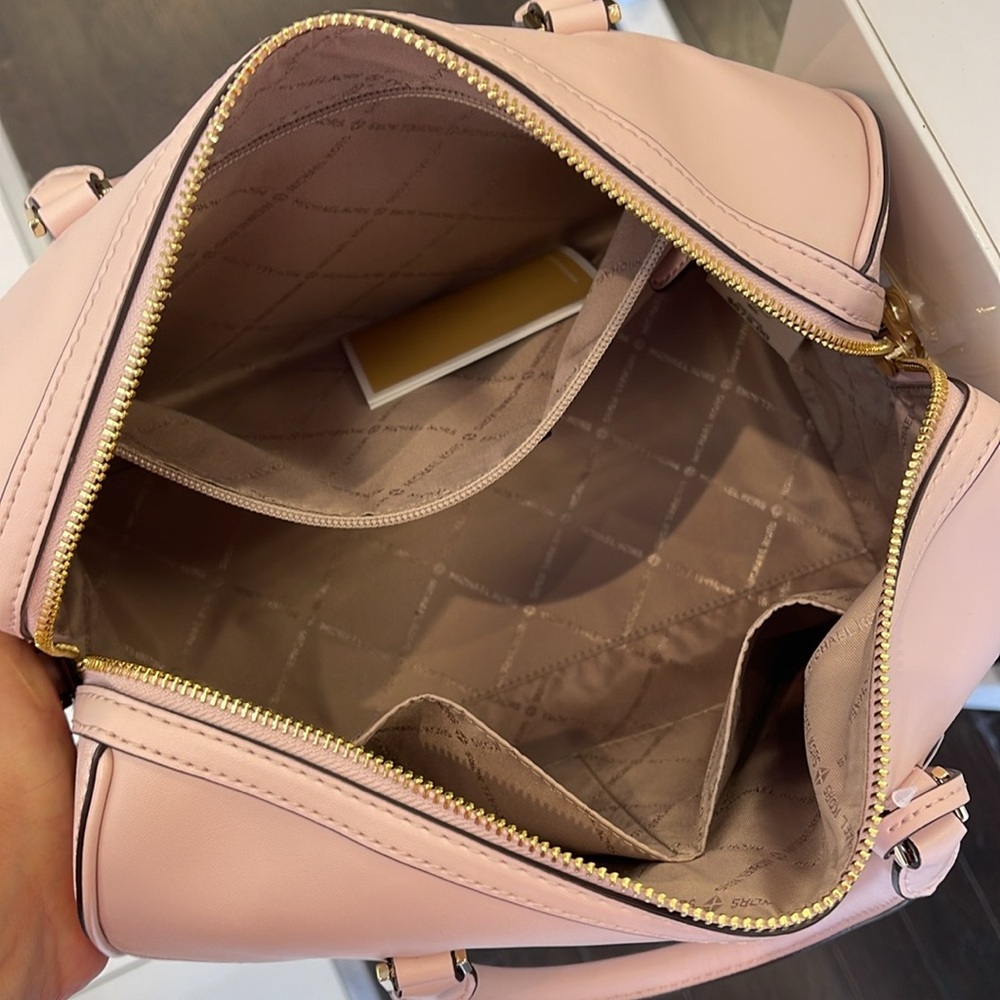 Michael Kors med Duffle Satchel Crossbody Bag Travel
Light Powder Blush NWT - Picture 9 of 16